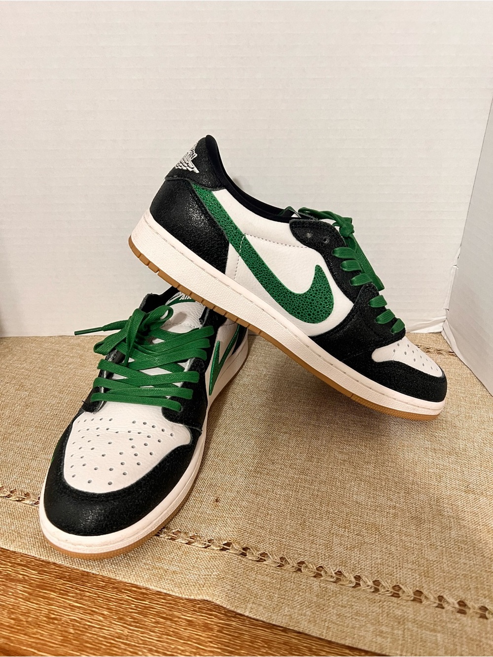 Nike Low-Top Sneakers in Black, White & Green